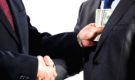 Каждый второй россиянин замешан в коррупции