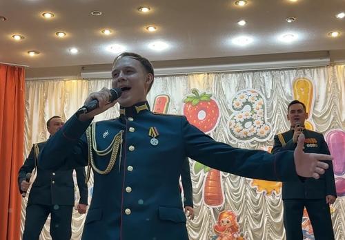 Фронтовые артисты — детям: ансамбль ЦВО дал концерт в детском доме прифронтовой Амвросиевки Фронтовые артисты — детям: ансамбль ЦВО дал концерт в детском доме прифронтовой Амвросиевки