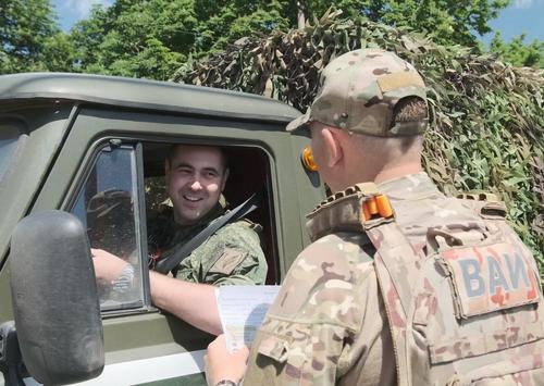 На передовой не до парадов: как военных водителей поздравили прямо на трассе в Донецке