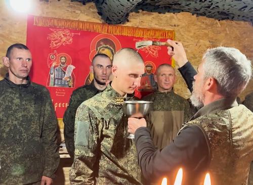 Плечом к плечу в бою и в молитве: как военные священники благословляют морпехов «Центра» перед штурмом Плечом к плечу в бою и в молитве: как военные священники благословляют морпехов «Центра» перед штурмом