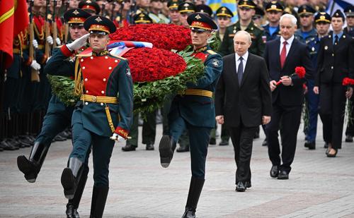 Владимир Путин 22 июня почтил память погибших в боях против немецко-фашистских захватчиков Владимир Путин 22 июня почтил память погибших в боях против немецко-фашистских захватчиков
